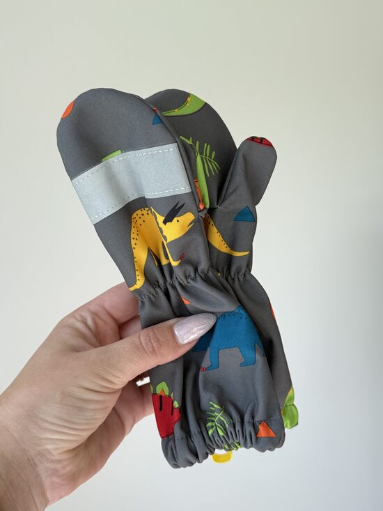 Dinozauri uz pelēka